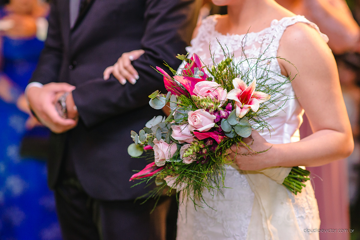 Lindo casamento realizado na serra por fotógrafos de casamento de vila velha fotógrafos de casamento de Vitória fotógrafos de casamento de Serra Espirito Santo ES com noivo e noiva e vestido de noiva e paisagem com por do sol