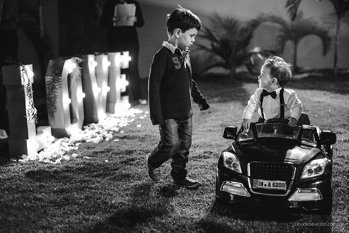 Lindo casamento realizado na serra por fotógrafos de casamento de vila velha fotógrafos de casamento de Vitória fotógrafos de casamento de Serra Espirito Santo ES com noivo e noiva e vestido de noiva e paisagem com por do sol