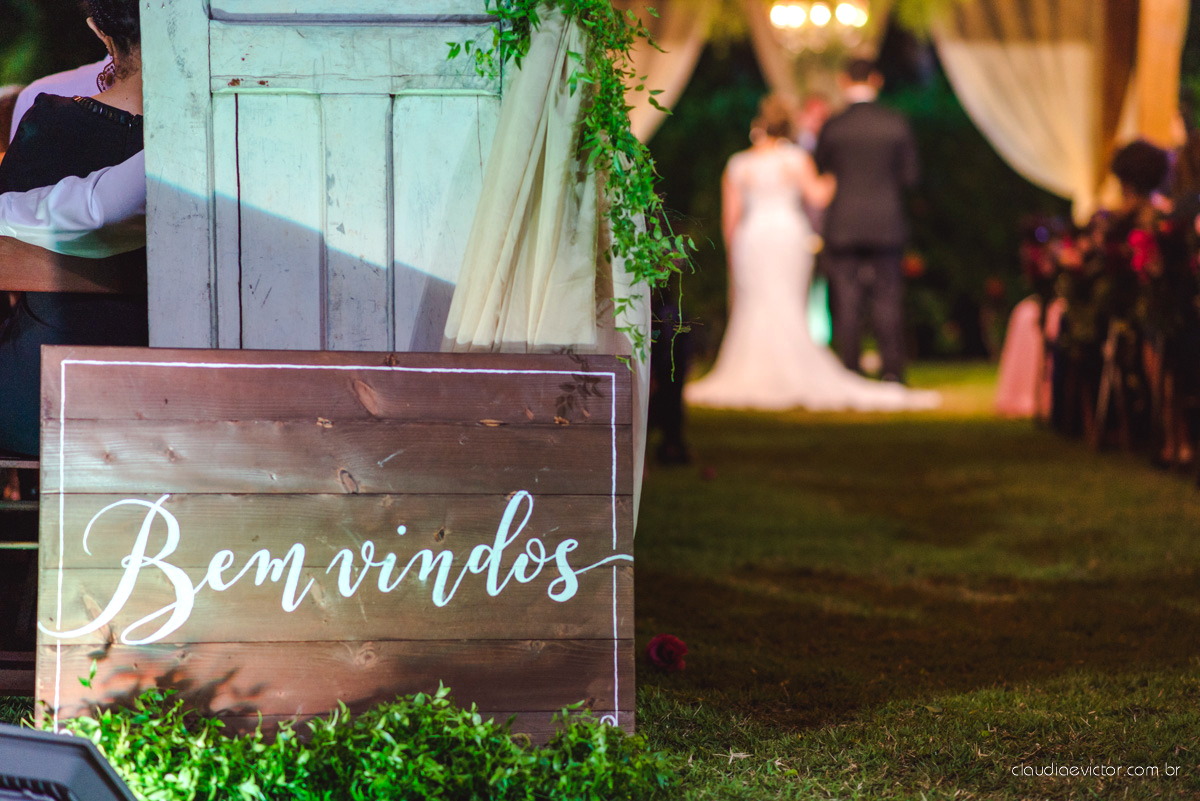 Lindo casamento realizado na serra por fotógrafos de casamento de vila velha fotógrafos de casamento de Vitória fotógrafos de casamento de Serra Espirito Santo ES com noivo e noiva e vestido de noiva e paisagem com por do sol