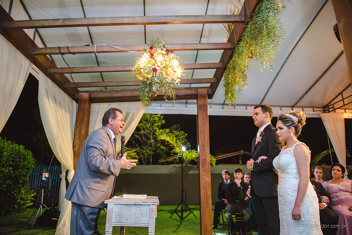 Lindo casamento realizado na serra por fotógrafos de casamento de vila velha fotógrafos de casamento de Vitória fotógrafos de casamento de Serra Espirito Santo ES com noivo e noiva e vestido de noiva e paisagem com por do sol