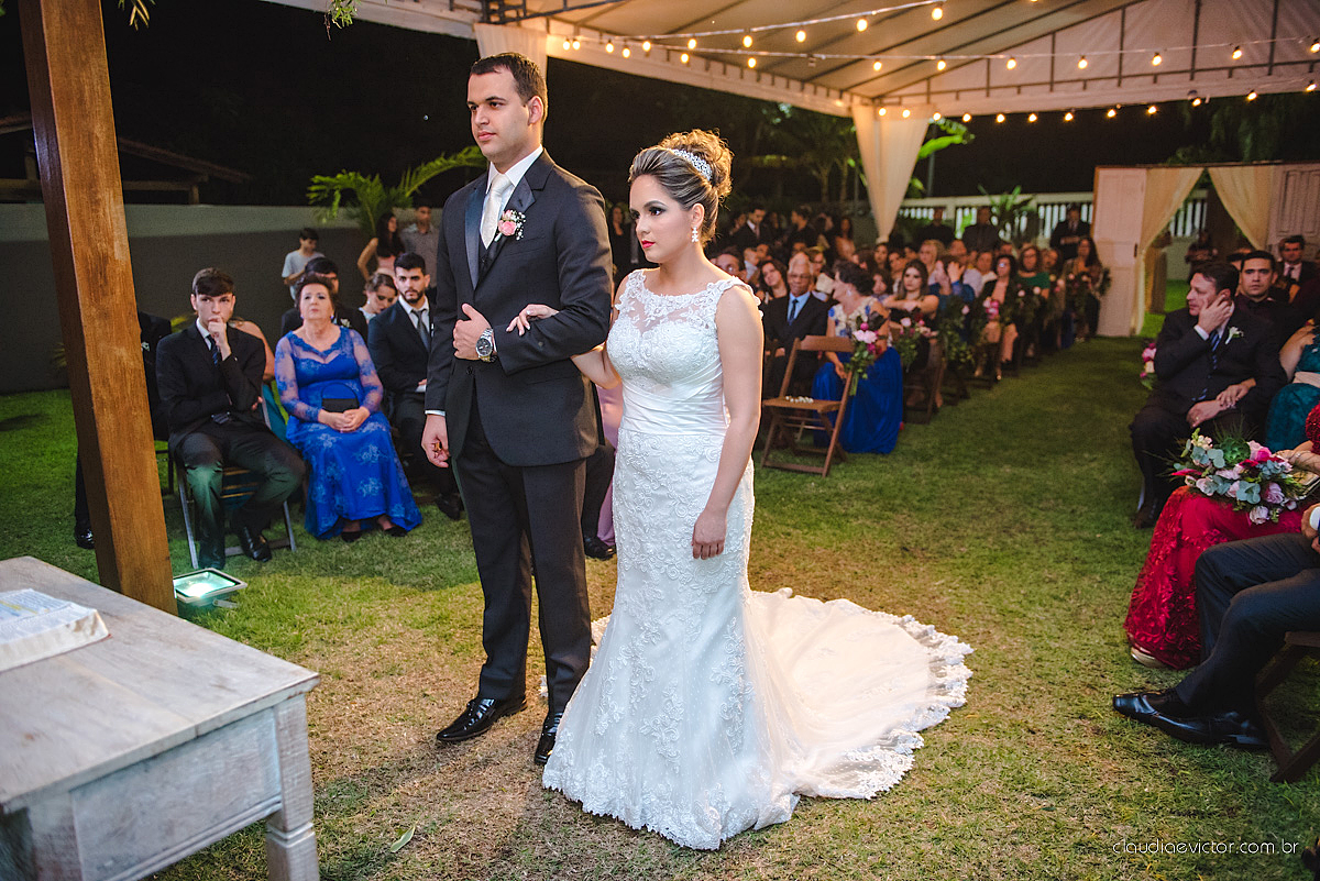 Lindo casamento realizado na serra por fotógrafos de casamento de vila velha fotógrafos de casamento de Vitória fotógrafos de casamento de Serra Espirito Santo ES com noivo e noiva e vestido de noiva e paisagem com por do sol