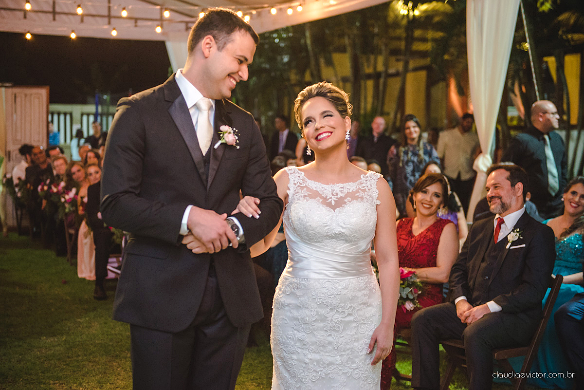 Lindo casamento realizado na serra por fotógrafos de casamento de vila velha fotógrafos de casamento de Vitória fotógrafos de casamento de Serra Espirito Santo ES com noivo e noiva e vestido de noiva e paisagem com por do sol
