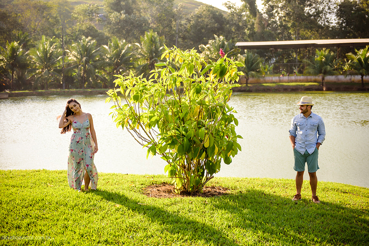 Lindo ensaio namoro pré-casamento feito em Santa Leopoldina realizado por fotógrafos de casamento de Vila Velha fotógrafos de casamento de vitória fotógrafos de casamento de serra espirito santo ES com noivo noiva e família e pôr do sol