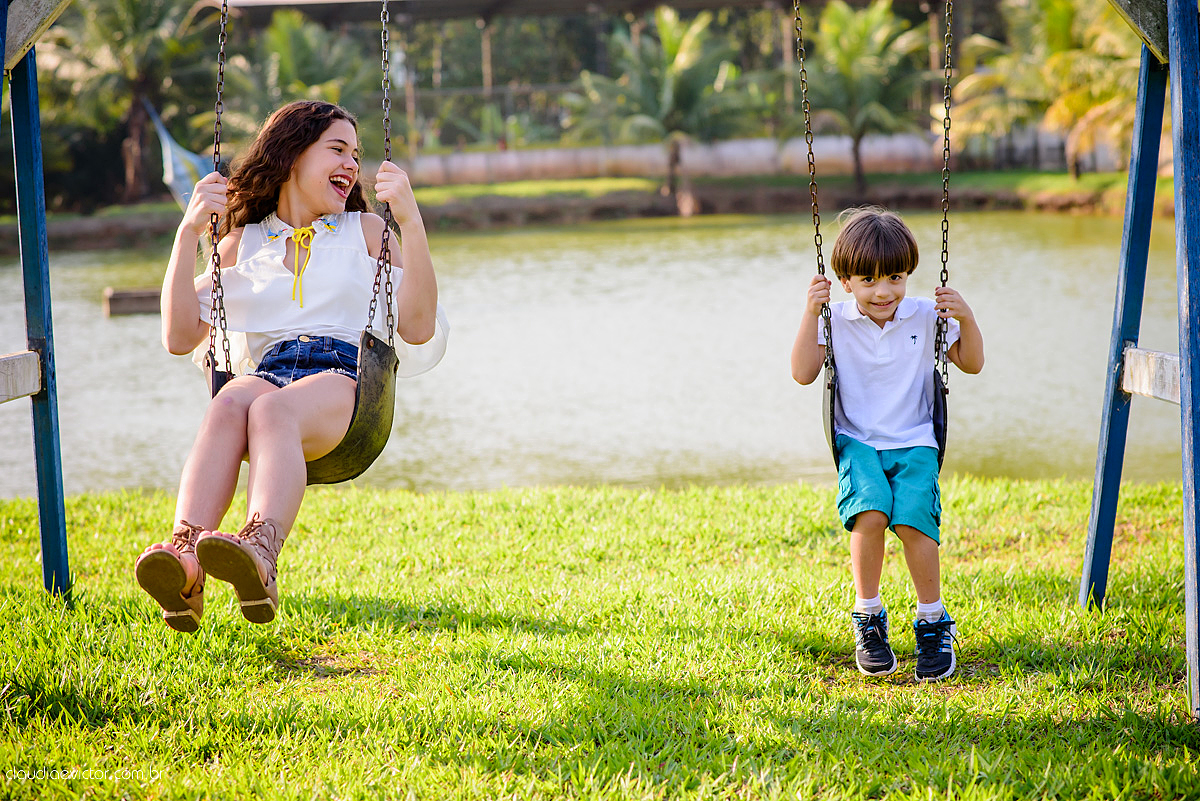 Lindo ensaio namoro pré-casamento feito em Santa Leopoldina realizado por fotógrafos de casamento de Vila Velha fotógrafos de casamento de vitória fotógrafos de casamento de serra espirito santo ES com noivo noiva e família e pôr do sol
