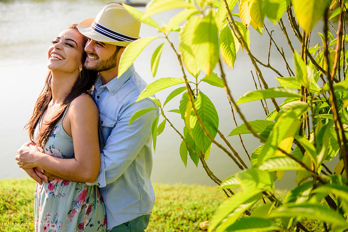 Lindo ensaio namoro pré-casamento feito em Santa Leopoldina realizado por fotógrafos de casamento de Vila Velha fotógrafos de casamento de vitória fotógrafos de casamento de serra espirito santo ES com noivo noiva e família e pôr do sol