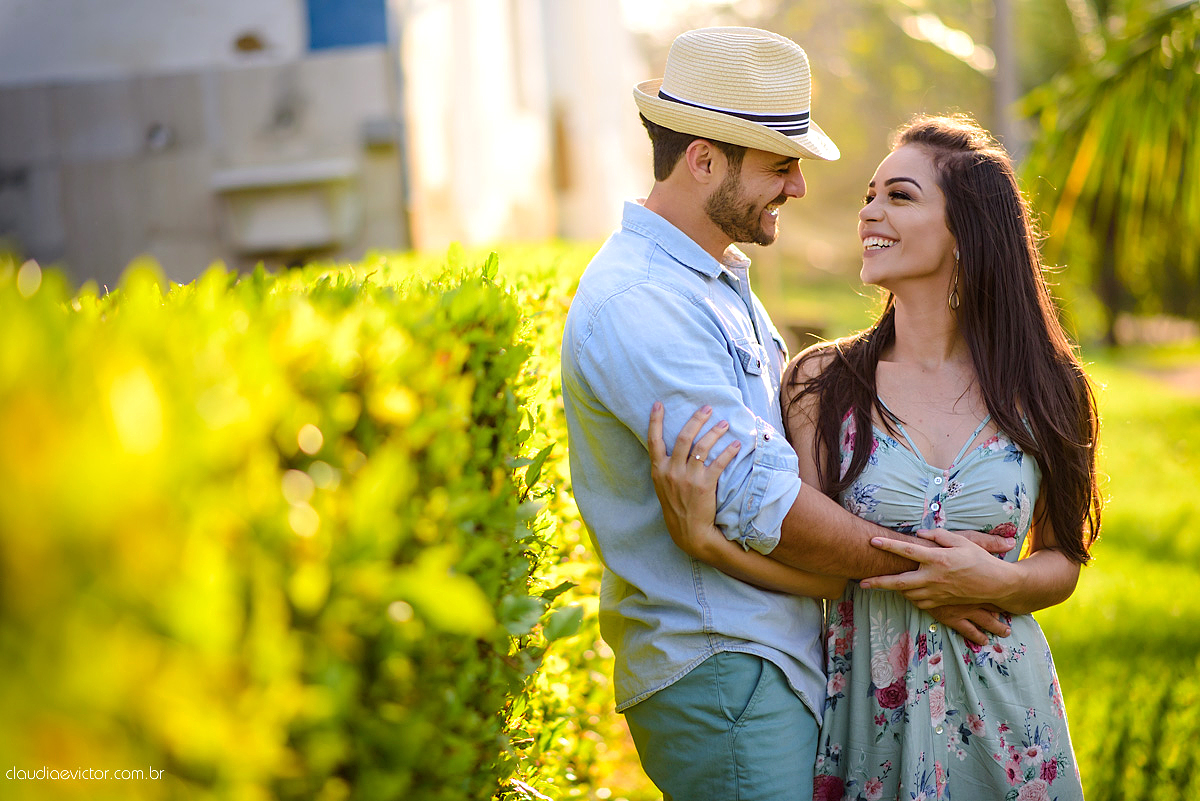 Lindo ensaio namoro pré-casamento feito em Santa Leopoldina realizado por fotógrafos de casamento de Vila Velha fotógrafos de casamento de vitória fotógrafos de casamento de serra espirito santo ES com noivo noiva e família e pôr do sol