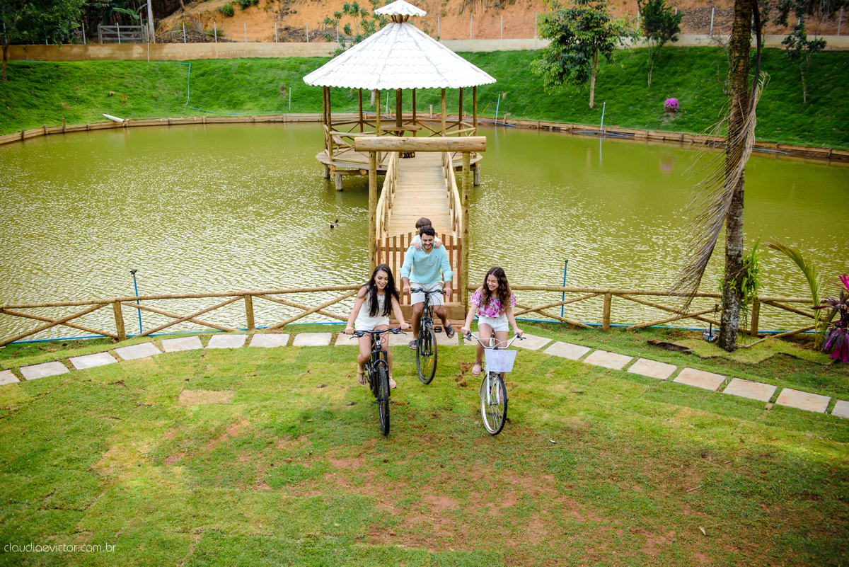 Lindo ensaio namoro pré-casamento feito em Santa Leopoldina realizado por fotógrafos de casamento de Vila Velha fotógrafos de casamento de vitória fotógrafos de casamento de serra espirito santo ES com noivo noiva e família e pôr do sol
