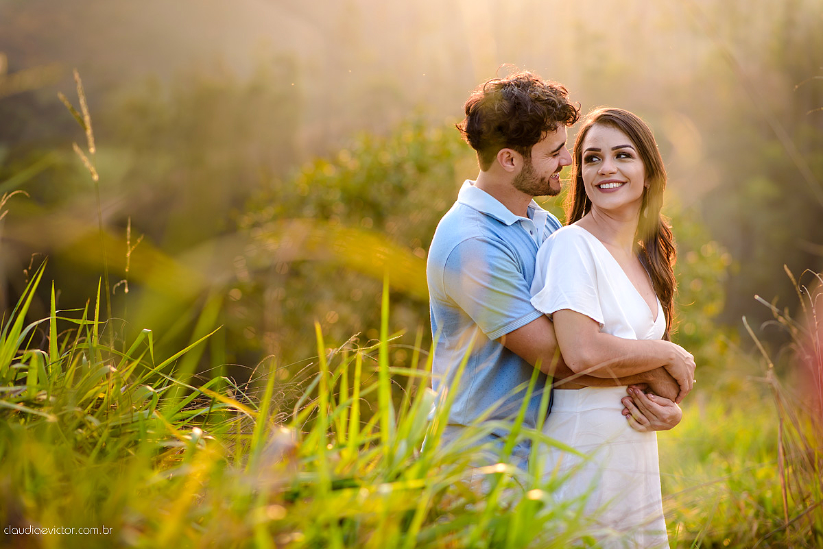 Lindo ensaio namoro pré-casamento feito em Santa Leopoldina realizado por fotógrafos de casamento de Vila Velha fotógrafos de casamento de vitória fotógrafos de casamento de serra espirito santo ES com noivo noiva e família e pôr do sol