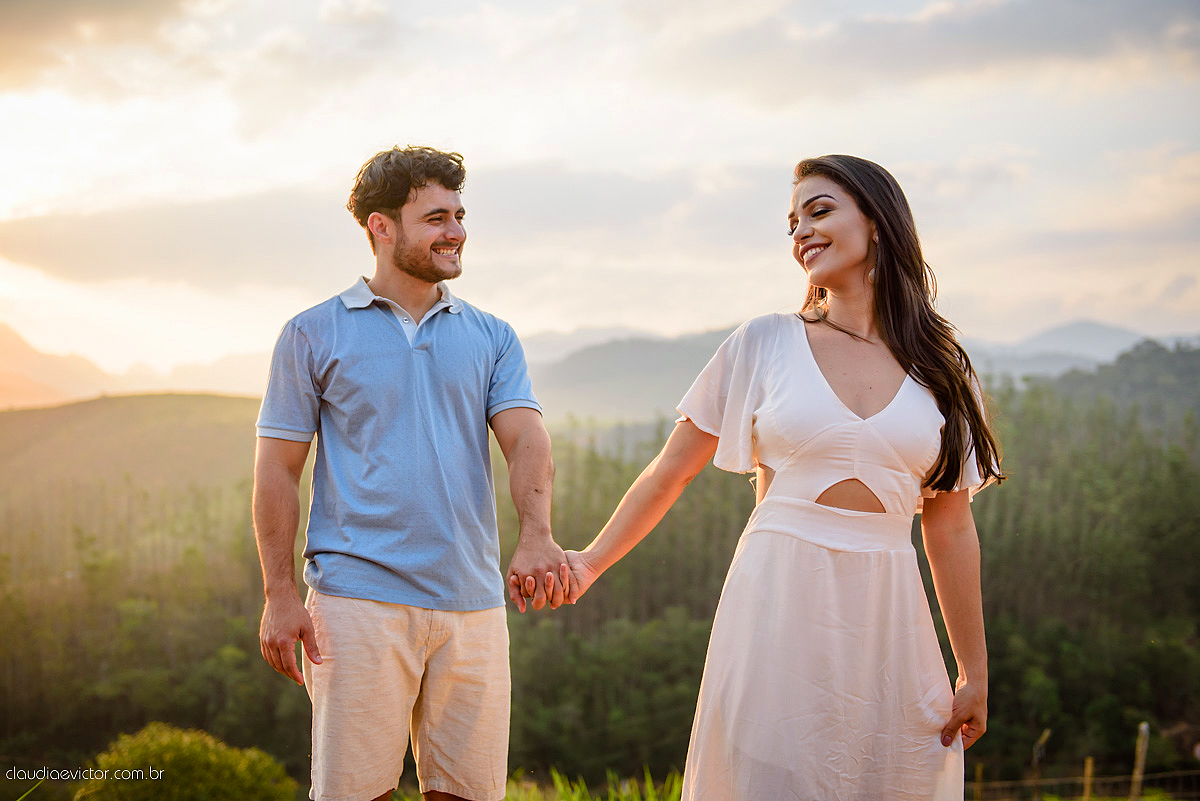 Lindo ensaio namoro pré-casamento feito em Santa Leopoldina realizado por fotógrafos de casamento de Vila Velha fotógrafos de casamento de vitória fotógrafos de casamento de serra espirito santo ES com noivo noiva e família e pôr do sol