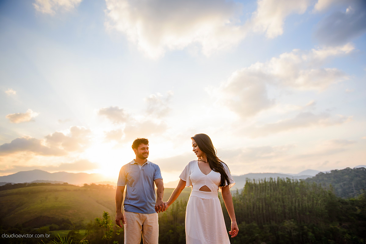 Lindo ensaio namoro pré-casamento feito em Santa Leopoldina realizado por fotógrafos de casamento de Vila Velha fotógrafos de casamento de vitória fotógrafos de casamento de serra espirito santo ES com noivo noiva e família e pôr do sol