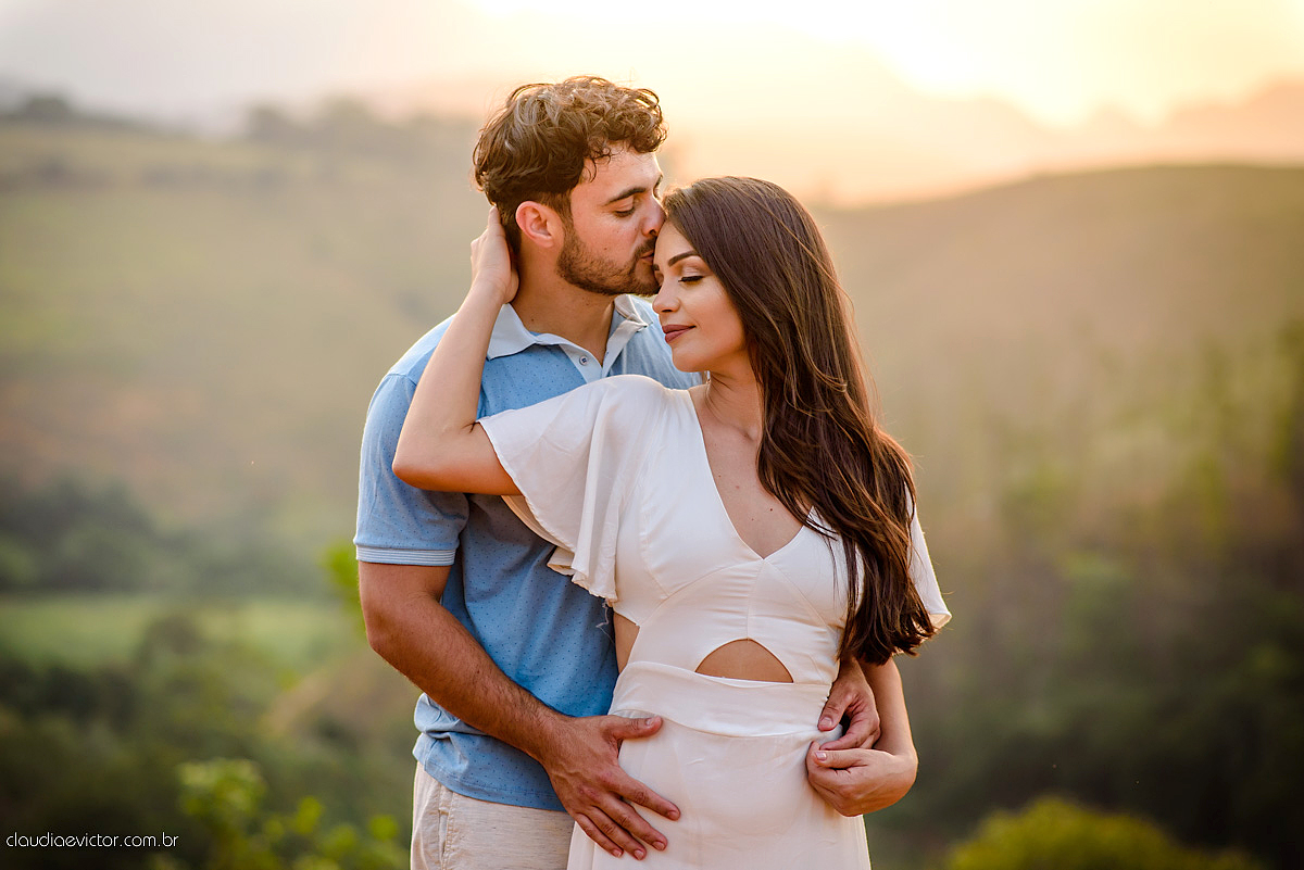 Lindo ensaio namoro pré-casamento feito em Santa Leopoldina realizado por fotógrafos de casamento de Vila Velha fotógrafos de casamento de vitória fotógrafos de casamento de serra espirito santo ES com noivo noiva e família e pôr do sol