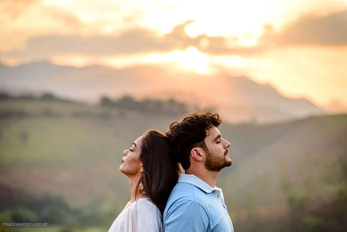 Lindo ensaio namoro pré-casamento feito em Santa Leopoldina realizado por fotógrafos de casamento de Vila Velha fotógrafos de casamento de vitória fotógrafos de casamento de serra espirito santo ES com noivo noiva e família e pôr do sol