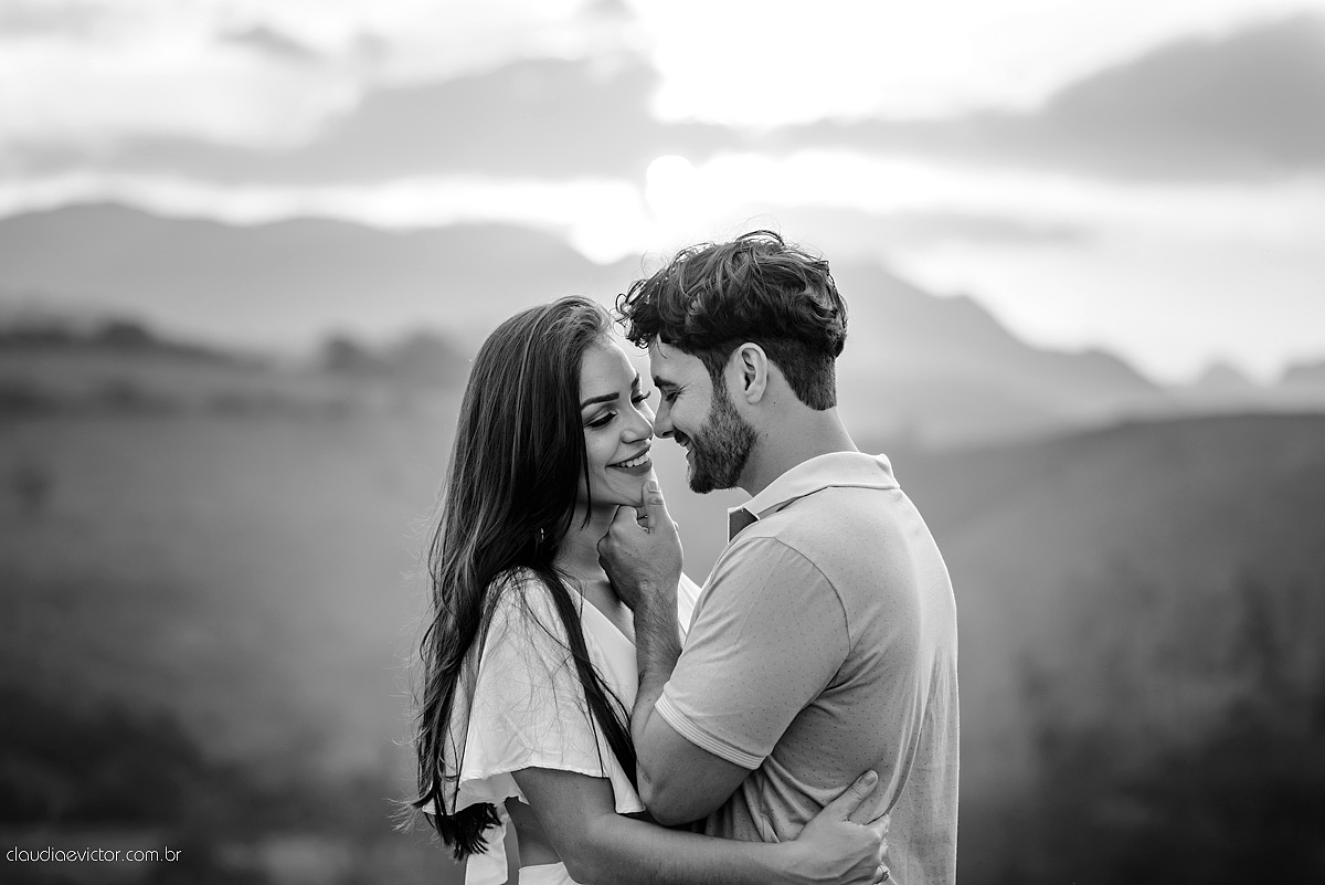 Lindo ensaio namoro pré-casamento feito em Santa Leopoldina realizado por fotógrafos de casamento de Vila Velha fotógrafos de casamento de vitória fotógrafos de casamento de serra espirito santo ES com noivo noiva e família e pôr do sol