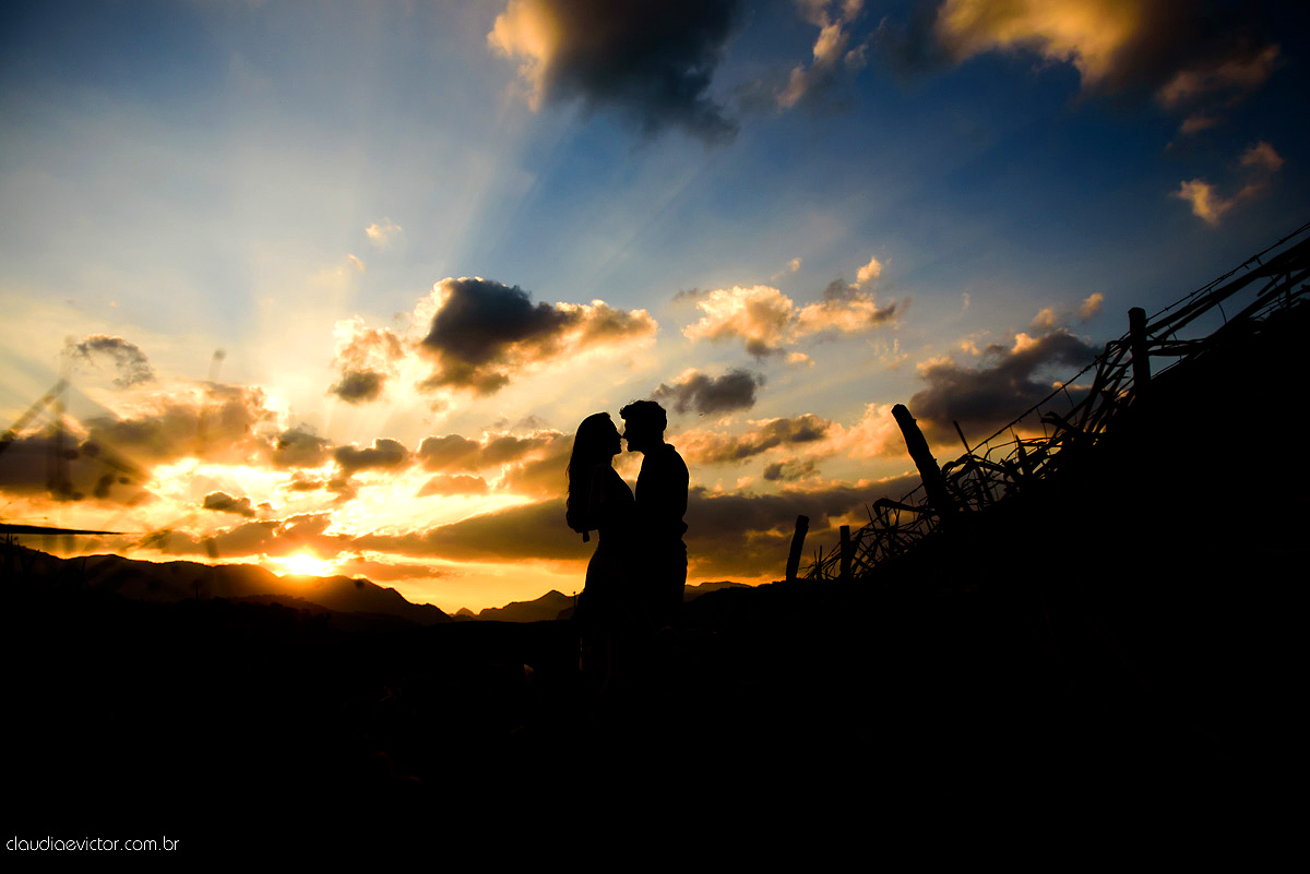 Lindo ensaio namoro pré-casamento feito em Santa Leopoldina realizado por fotógrafos de casamento de Vila Velha fotógrafos de casamento de vitória fotógrafos de casamento de serra espirito santo ES com noivo noiva e família e pôr do sol