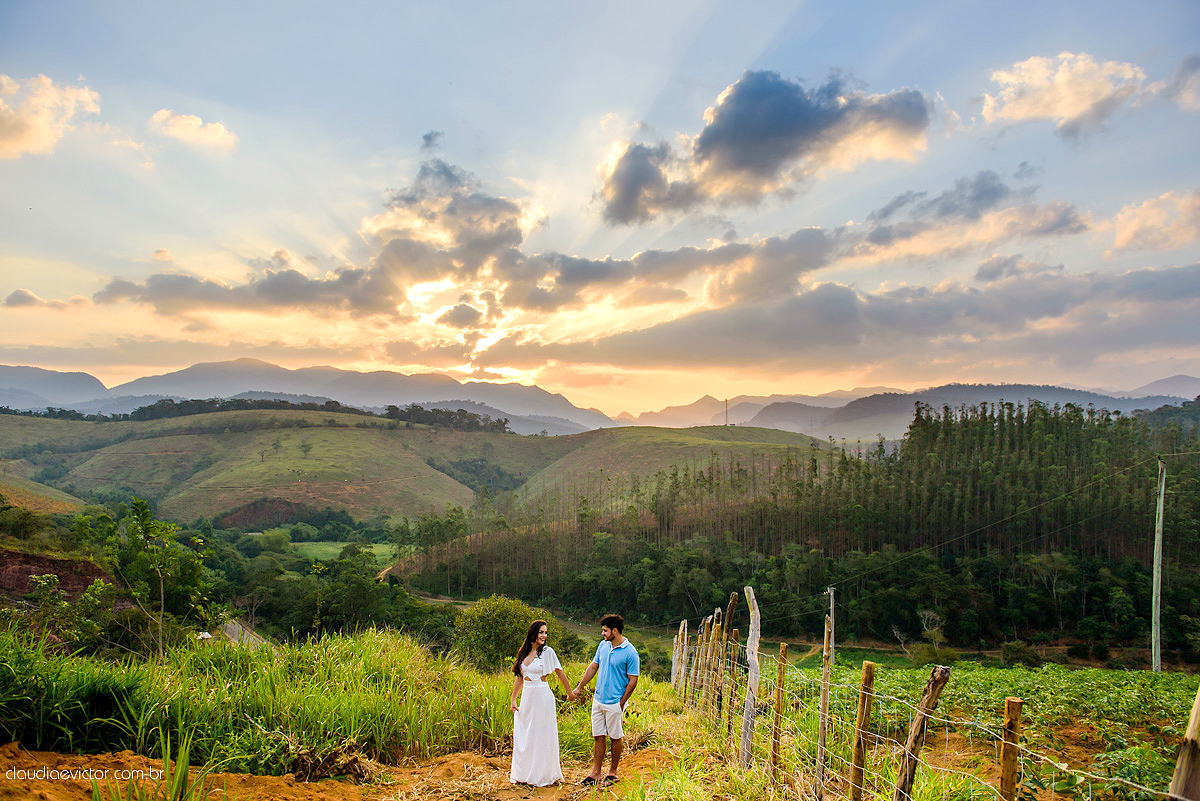 Lindo ensaio namoro pré-casamento feito em Santa Leopoldina realizado por fotógrafos de casamento de Vila Velha fotógrafos de casamento de vitória fotógrafos de casamento de serra espirito santo ES com noivo noiva e família e pôr do sol