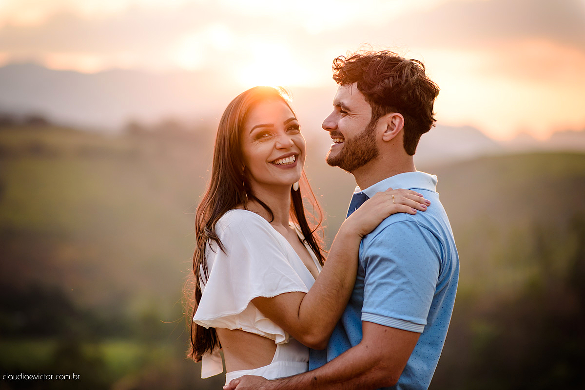 Lindo ensaio namoro pré-casamento feito em Santa Leopoldina realizado por fotógrafos de casamento de Vila Velha fotógrafos de casamento de vitória fotógrafos de casamento de serra espirito santo ES com noivo noiva e família e pôr do sol