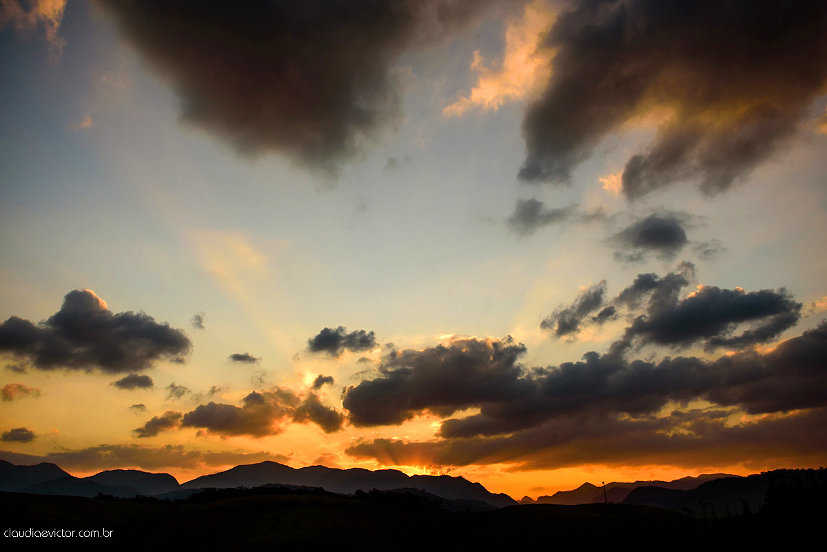 Lindo ensaio namoro pré-casamento feito em Santa Leopoldina realizado por fotógrafos de casamento de Vila Velha fotógrafos de casamento de vitória fotógrafos de casamento de serra espirito santo ES com noivo noiva e família e pôr do sol