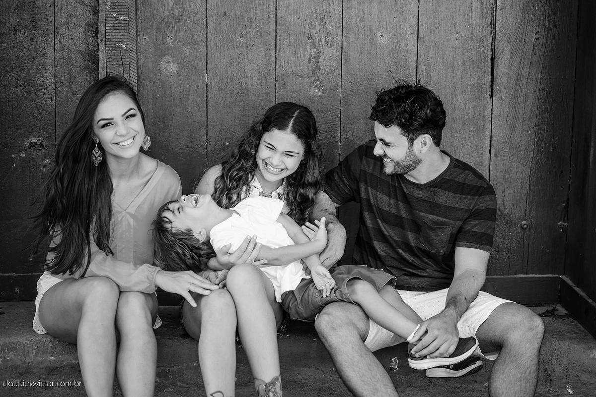 Lindo ensaio namoro pré-casamento feito em Santa Leopoldina realizado por fotógrafos de casamento de Vila Velha fotógrafos de casamento de vitória fotógrafos de casamento de serra espirito santo ES com noivo noiva e família e pôr do sol