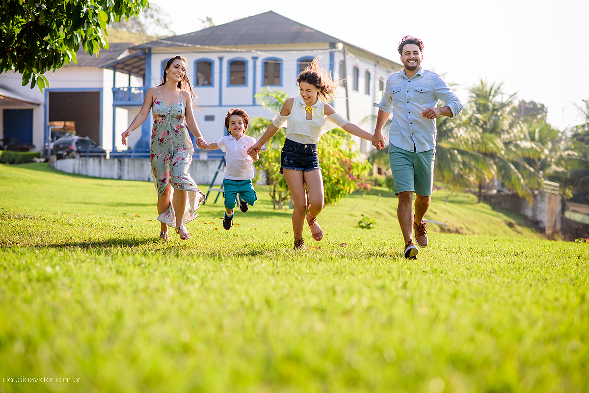 Lindo ensaio namoro pré-casamento feito em Santa Leopoldina realizado por fotógrafos de casamento de Vila Velha fotógrafos de casamento de vitória fotógrafos de casamento de serra espirito santo ES com noivo noiva e família e pôr do sol