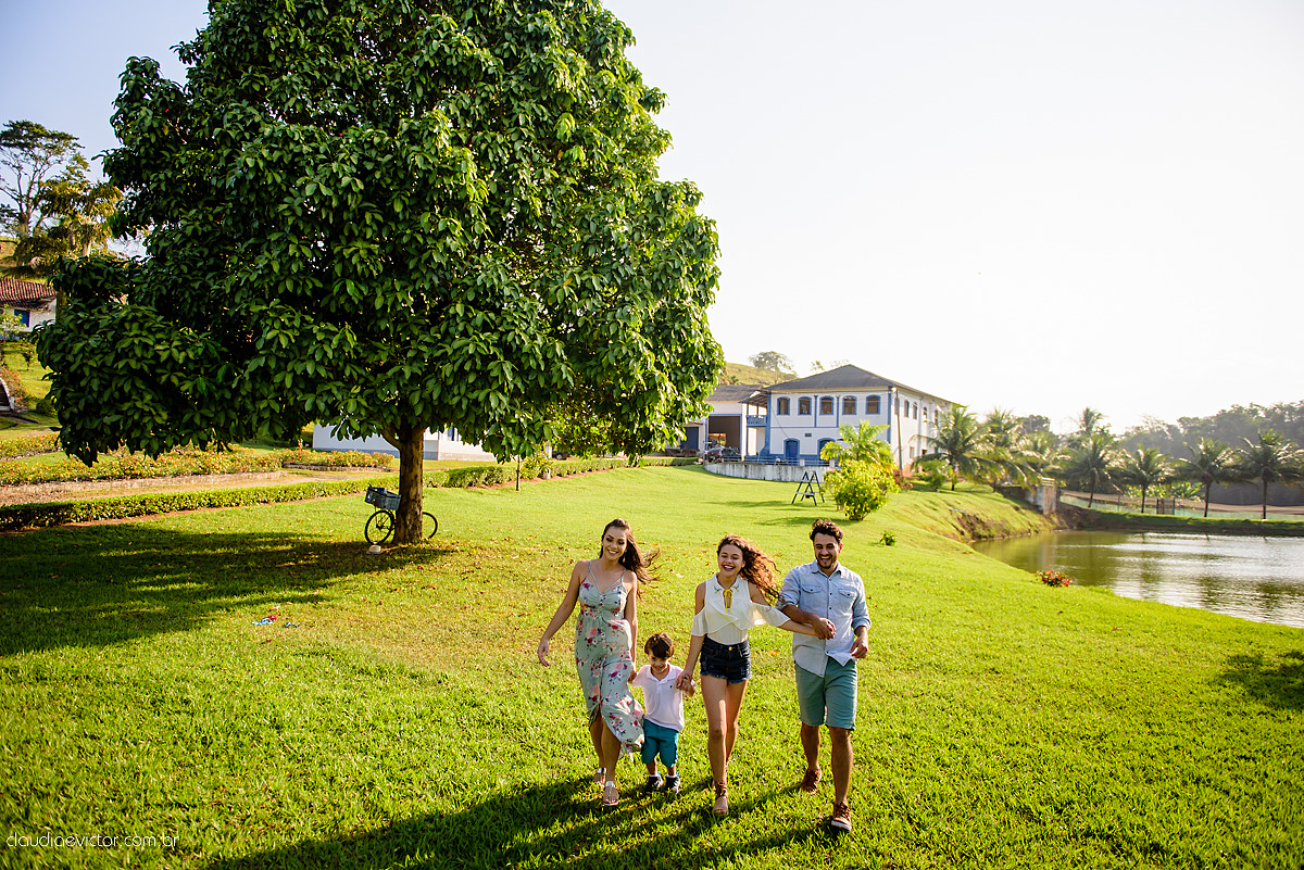 Lindo ensaio namoro pré-casamento feito em Santa Leopoldina realizado por fotógrafos de casamento de Vila Velha fotógrafos de casamento de vitória fotógrafos de casamento de serra espirito santo ES com noivo noiva e família e pôr do sol