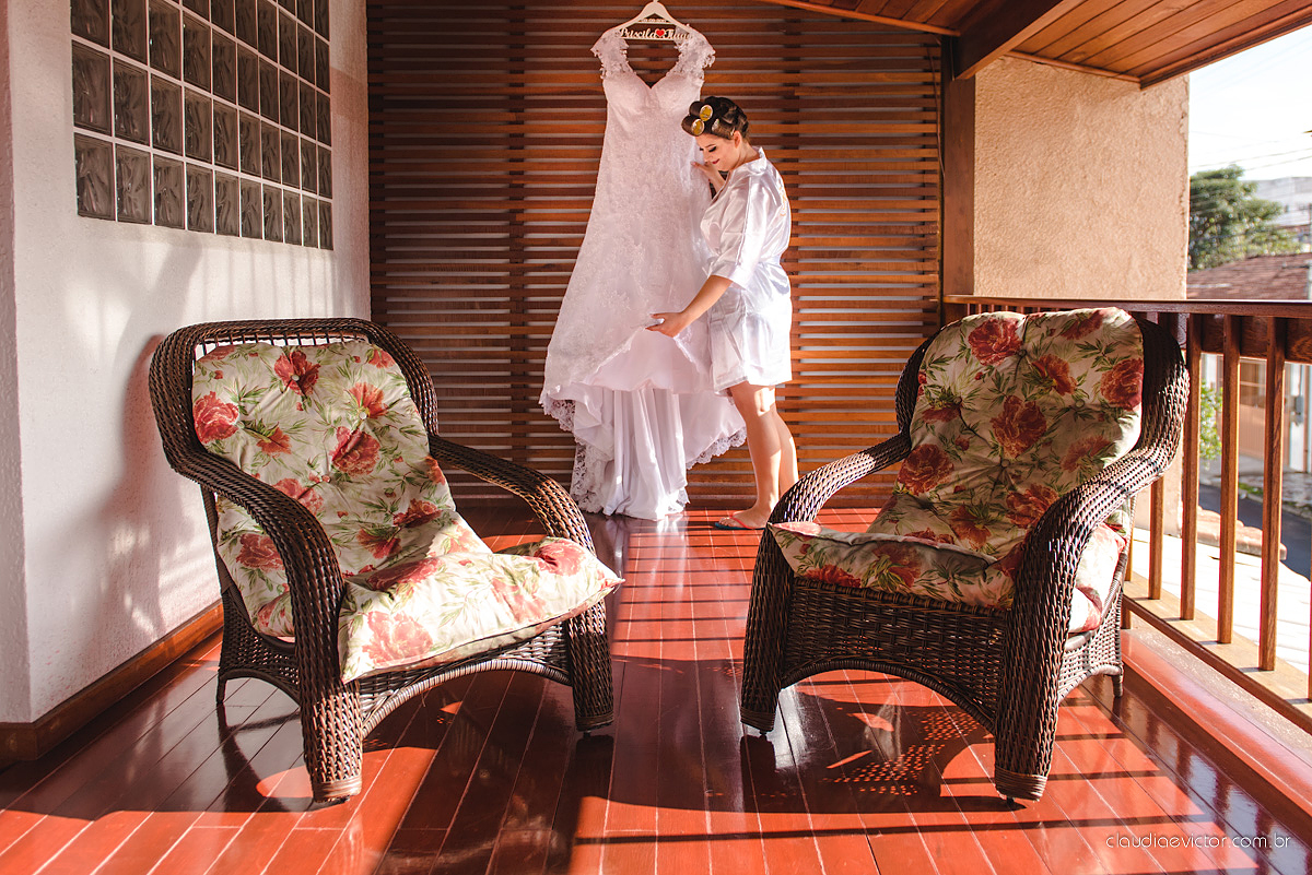 Lindo casamento com noivo e noiva realizado na igreja dos reis magos na serra por fotógrafos de casamento de Vila velha fotógrafos de casamento de vitória fotógrafos de casamento de serra espirito santo ES com fotos externas em pedra azul