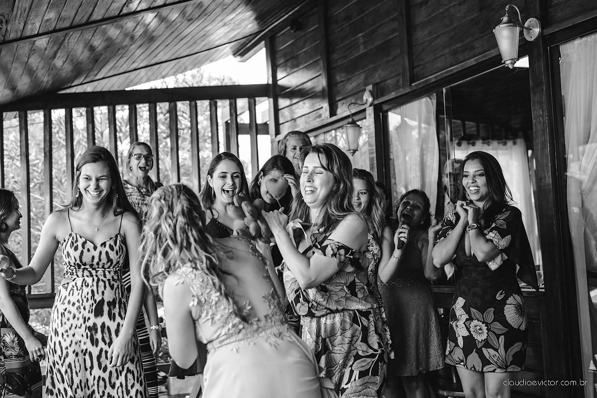 Lindo casamento com noivo e noiva realizado na igreja dos reis magos na serra por fotógrafos de casamento de Vila velha fotógrafos de casamento de vitória fotógrafos de casamento de serra espirito santo ES com fotos externas em pedra azul