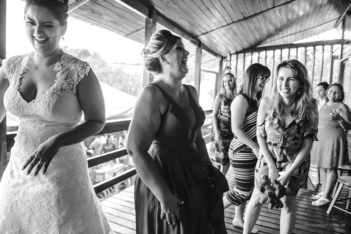 Lindo casamento com noivo e noiva realizado na igreja dos reis magos na serra por fotógrafos de casamento de Vila velha fotógrafos de casamento de vitória fotógrafos de casamento de serra espirito santo ES com fotos externas em pedra azul