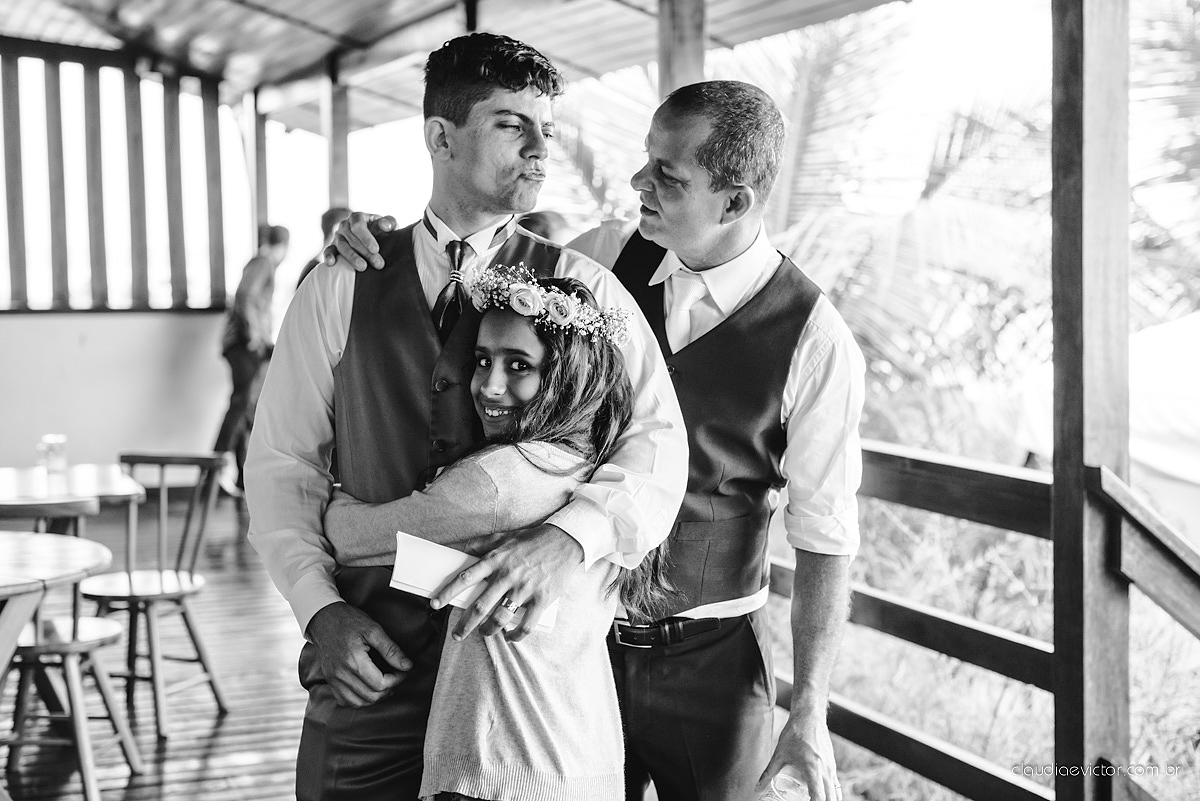 Lindo casamento com noivo e noiva realizado na igreja dos reis magos na serra por fotógrafos de casamento de Vila velha fotógrafos de casamento de vitória fotógrafos de casamento de serra espirito santo ES com fotos externas em pedra azul