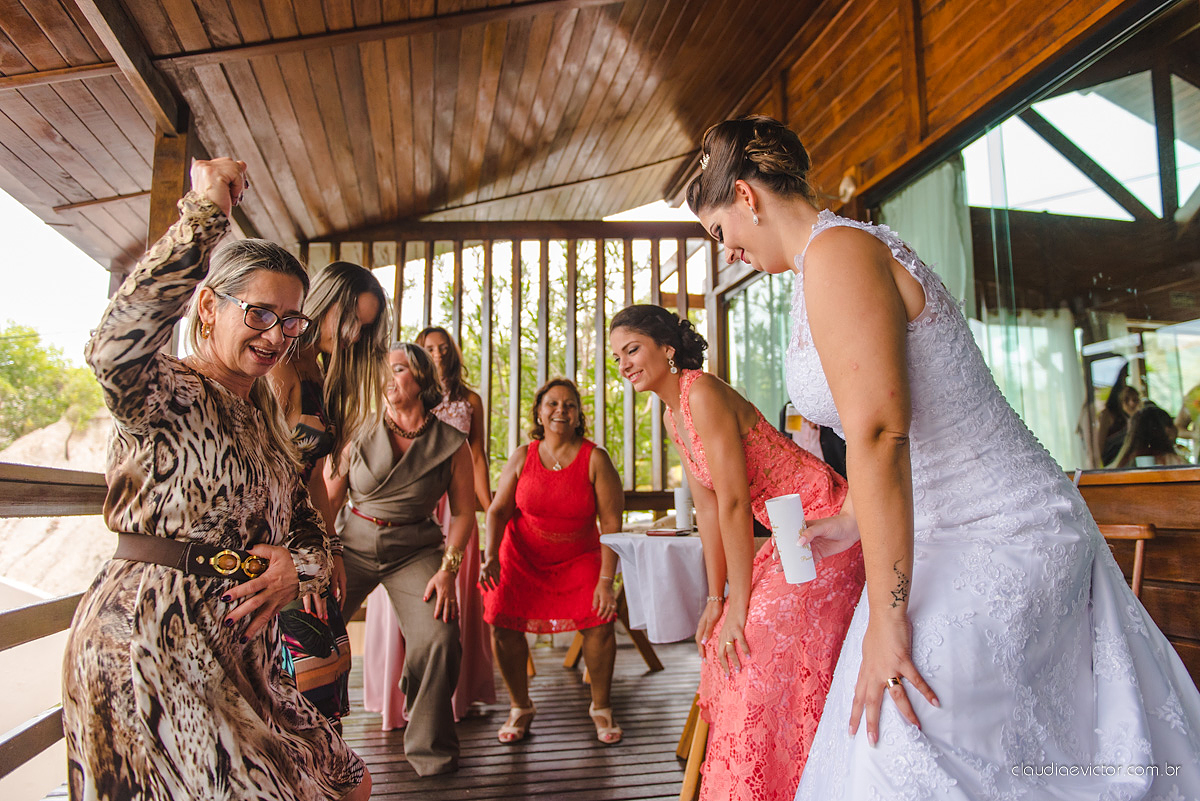 Lindo casamento com noivo e noiva realizado na igreja dos reis magos na serra por fotógrafos de casamento de Vila velha fotógrafos de casamento de vitória fotógrafos de casamento de serra espirito santo ES com fotos externas em pedra azul