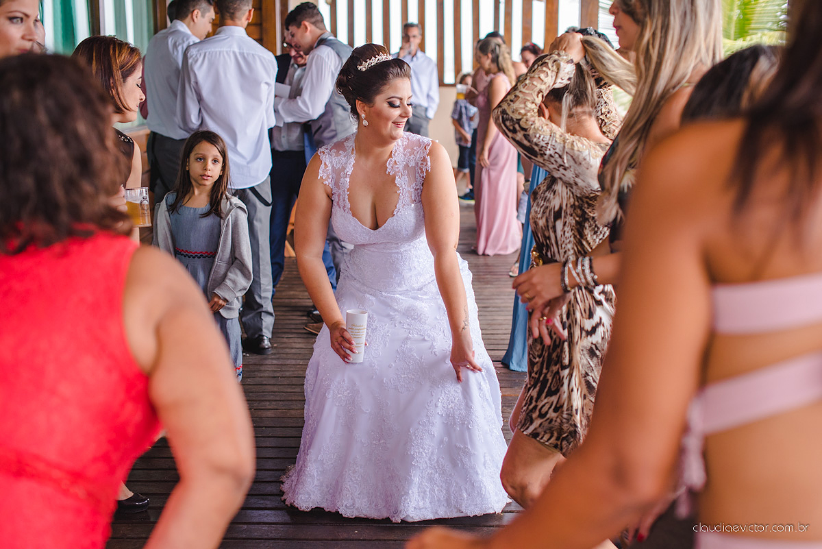 Lindo casamento com noivo e noiva realizado na igreja dos reis magos na serra por fotógrafos de casamento de Vila velha fotógrafos de casamento de vitória fotógrafos de casamento de serra espirito santo ES com fotos externas em pedra azul