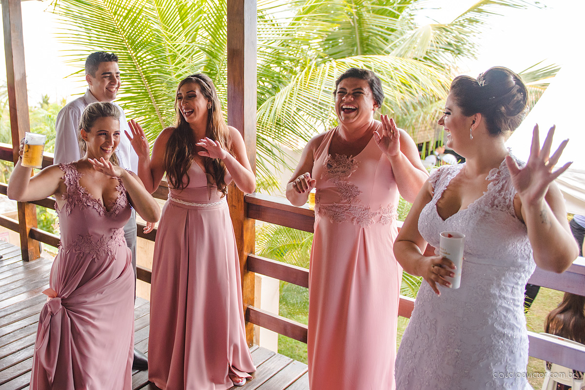 Lindo casamento com noivo e noiva realizado na igreja dos reis magos na serra por fotógrafos de casamento de Vila velha fotógrafos de casamento de vitória fotógrafos de casamento de serra espirito santo ES com fotos externas em pedra azul
