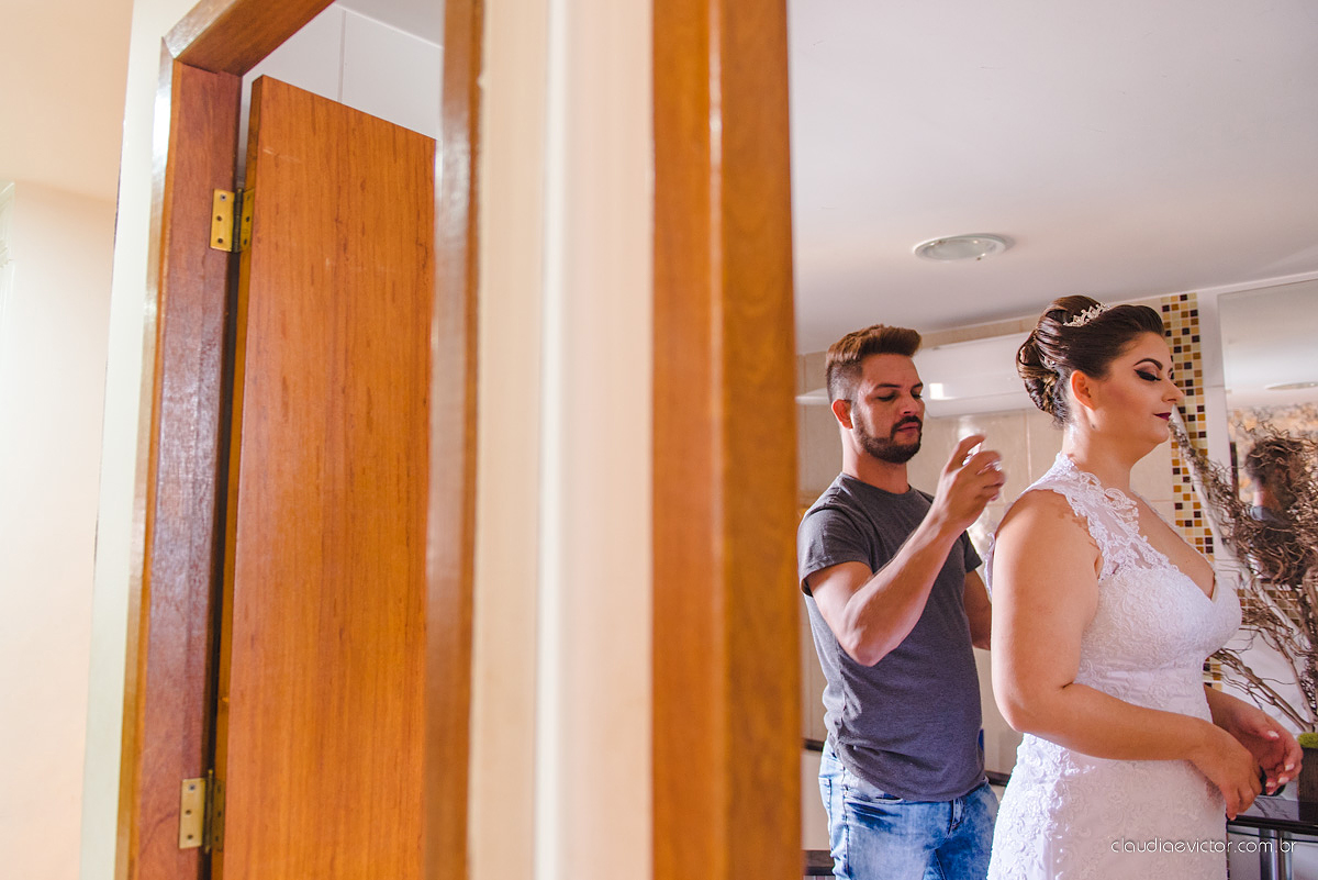 Lindo casamento com noivo e noiva realizado na igreja dos reis magos na serra por fotógrafos de casamento de Vila velha fotógrafos de casamento de vitória fotógrafos de casamento de serra espirito santo ES com fotos externas em pedra azul