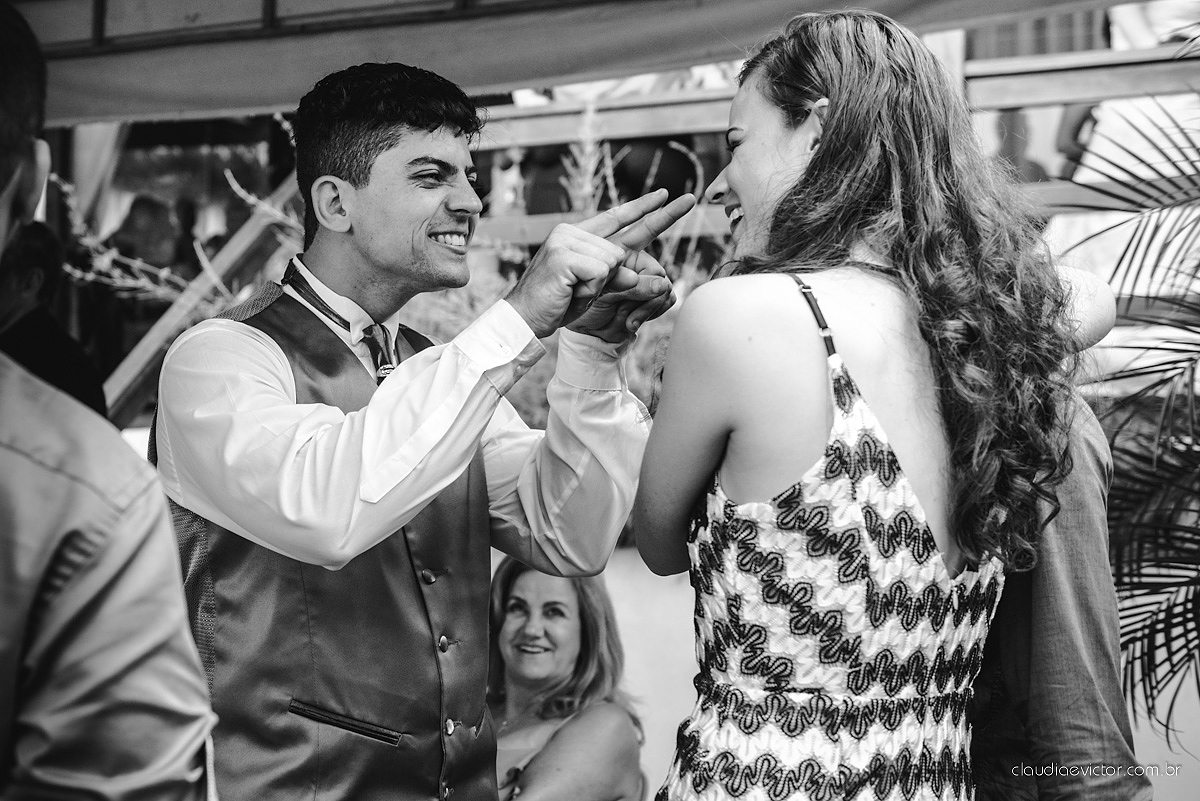 Lindo casamento com noivo e noiva realizado na igreja dos reis magos na serra por fotógrafos de casamento de Vila velha fotógrafos de casamento de vitória fotógrafos de casamento de serra espirito santo ES com fotos externas em pedra azul