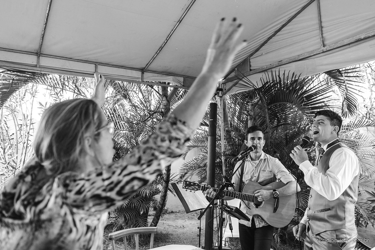 Lindo casamento com noivo e noiva realizado na igreja dos reis magos na serra por fotógrafos de casamento de Vila velha fotógrafos de casamento de vitória fotógrafos de casamento de serra espirito santo ES com fotos externas em pedra azul