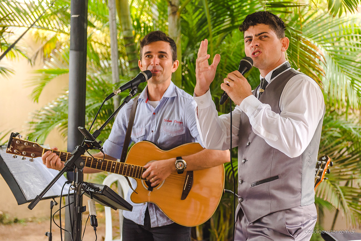 Lindo casamento com noivo e noiva realizado na igreja dos reis magos na serra por fotógrafos de casamento de Vila velha fotógrafos de casamento de vitória fotógrafos de casamento de serra espirito santo ES com fotos externas em pedra azul
