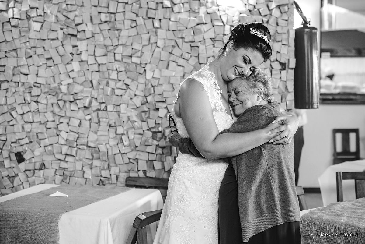 Lindo casamento com noivo e noiva realizado na igreja dos reis magos na serra por fotógrafos de casamento de Vila velha fotógrafos de casamento de vitória fotógrafos de casamento de serra espirito santo ES com fotos externas em pedra azul