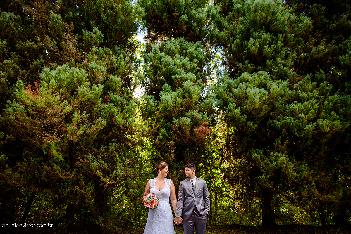 Lindo casamento com noivo e noiva realizado na igreja dos reis magos na serra por fotógrafos de casamento de Vila velha fotógrafos de casamento de vitória fotógrafos de casamento de serra espirito santo ES com fotos externas em pedra azul