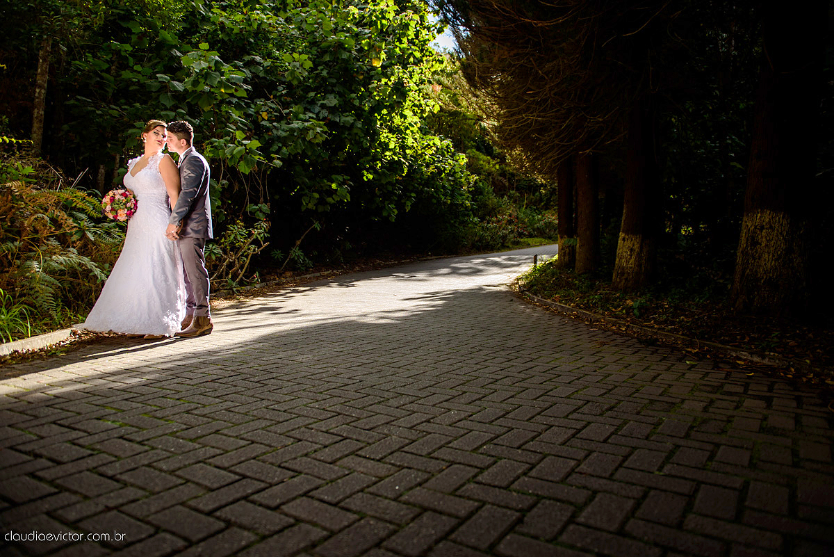 Lindo casamento com noivo e noiva realizado na igreja dos reis magos na serra por fotógrafos de casamento de Vila velha fotógrafos de casamento de vitória fotógrafos de casamento de serra espirito santo ES com fotos externas em pedra azul