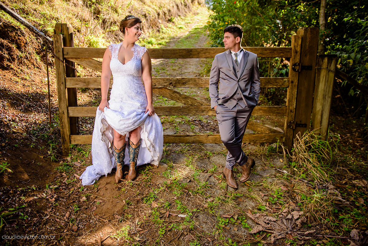 Lindo casamento com noivo e noiva realizado na igreja dos reis magos na serra por fotógrafos de casamento de Vila velha fotógrafos de casamento de vitória fotógrafos de casamento de serra espirito santo ES com fotos externas em pedra azul