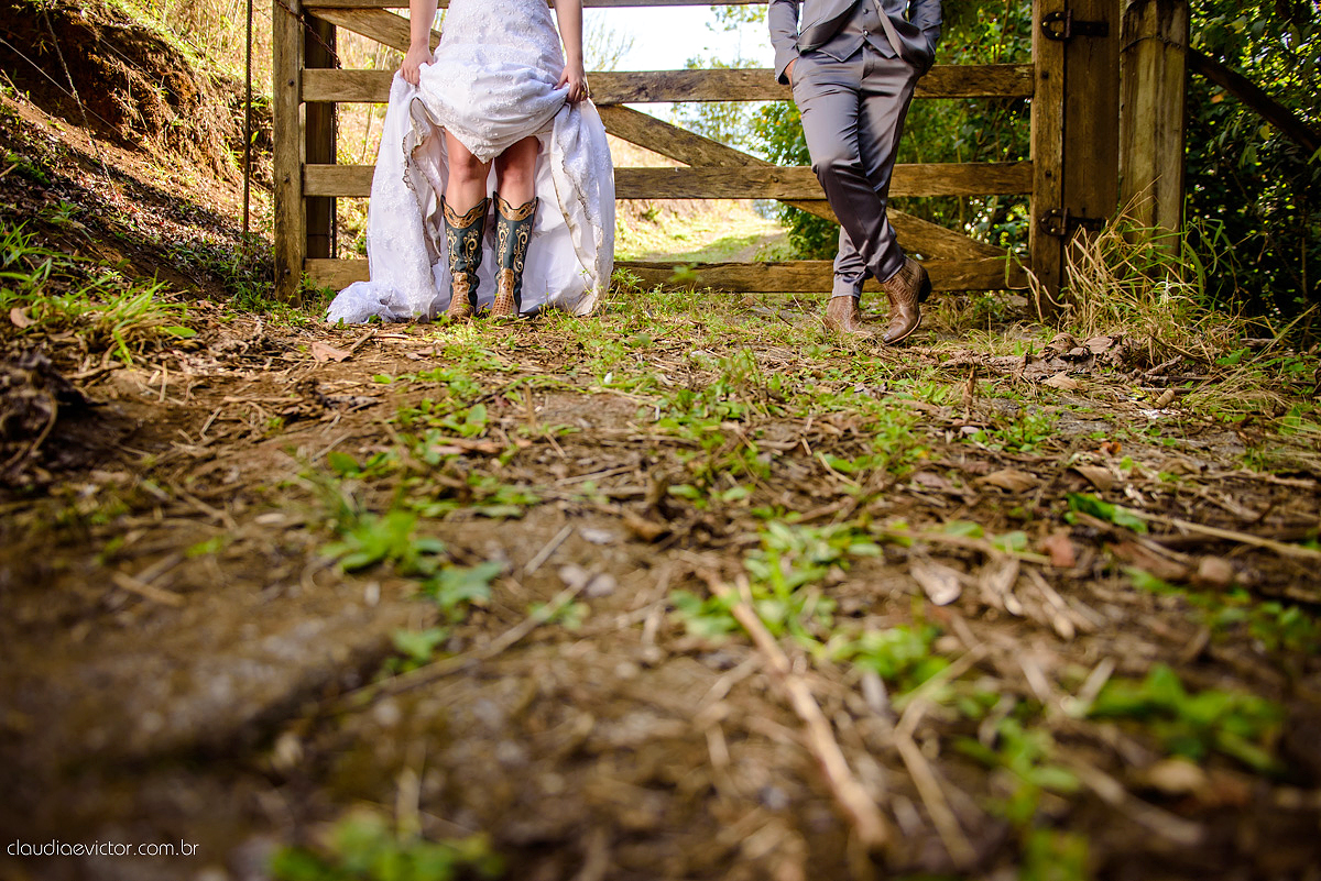 Lindo casamento com noivo e noiva realizado na igreja dos reis magos na serra por fotógrafos de casamento de Vila velha fotógrafos de casamento de vitória fotógrafos de casamento de serra espirito santo ES com fotos externas em pedra azul