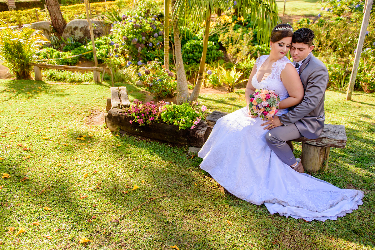 Lindo casamento com noivo e noiva realizado na igreja dos reis magos na serra por fotógrafos de casamento de Vila velha fotógrafos de casamento de vitória fotógrafos de casamento de serra espirito santo ES com fotos externas em pedra azul