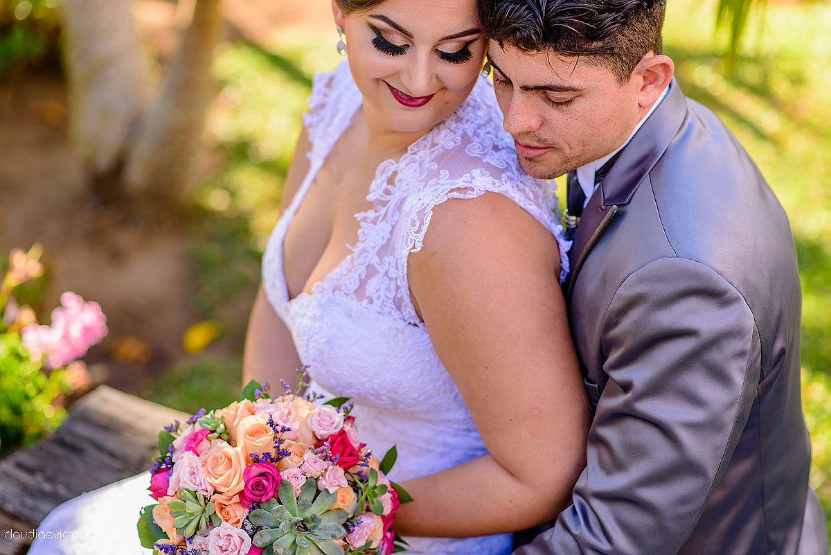 Lindo casamento com noivo e noiva realizado na igreja dos reis magos na serra por fotógrafos de casamento de Vila velha fotógrafos de casamento de vitória fotógrafos de casamento de serra espirito santo ES com fotos externas em pedra azul