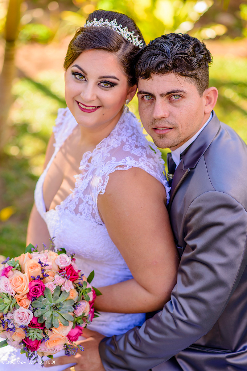 Lindo casamento com noivo e noiva realizado na igreja dos reis magos na serra por fotógrafos de casamento de Vila velha fotógrafos de casamento de vitória fotógrafos de casamento de serra espirito santo ES com fotos externas em pedra azul