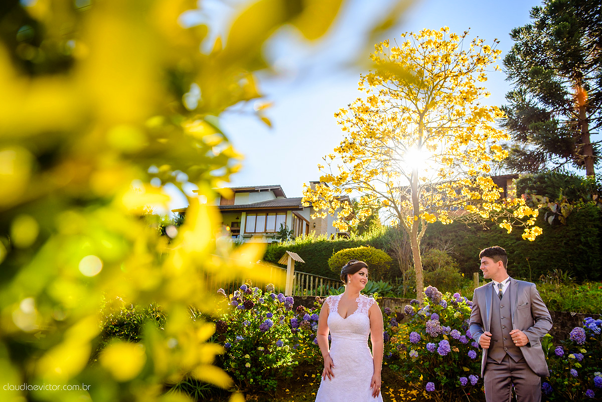 Lindo casamento com noivo e noiva realizado na igreja dos reis magos na serra por fotógrafos de casamento de Vila velha fotógrafos de casamento de vitória fotógrafos de casamento de serra espirito santo ES com fotos externas em pedra azul