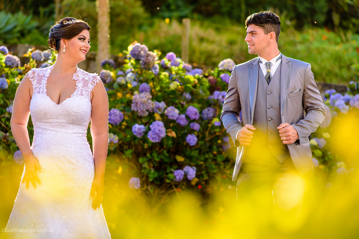 Lindo casamento com noivo e noiva realizado na igreja dos reis magos na serra por fotógrafos de casamento de Vila velha fotógrafos de casamento de vitória fotógrafos de casamento de serra espirito santo ES com fotos externas em pedra azul