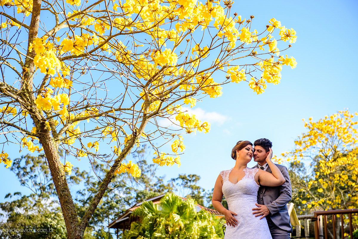 Lindo casamento com noivo e noiva realizado na igreja dos reis magos na serra por fotógrafos de casamento de Vila velha fotógrafos de casamento de vitória fotógrafos de casamento de serra espirito santo ES com fotos externas em pedra azul