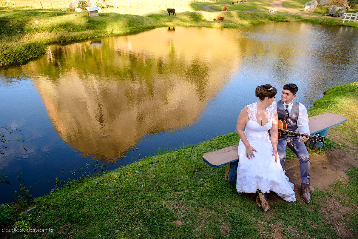 Lindo casamento com noivo e noiva realizado na igreja dos reis magos na serra por fotógrafos de casamento de Vila velha fotógrafos de casamento de vitória fotógrafos de casamento de serra espirito santo ES com fotos externas em pedra azul