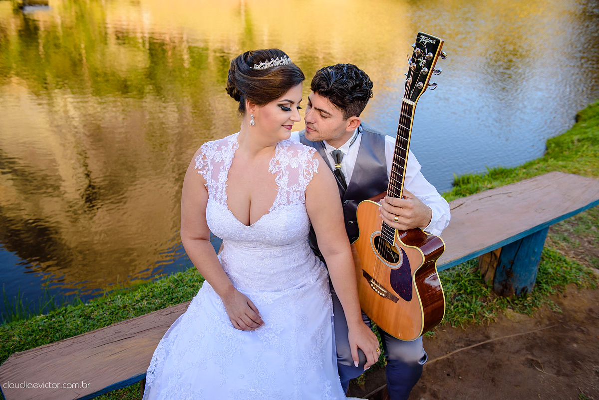 Lindo casamento com noivo e noiva realizado na igreja dos reis magos na serra por fotógrafos de casamento de Vila velha fotógrafos de casamento de vitória fotógrafos de casamento de serra espirito santo ES com fotos externas em pedra azul