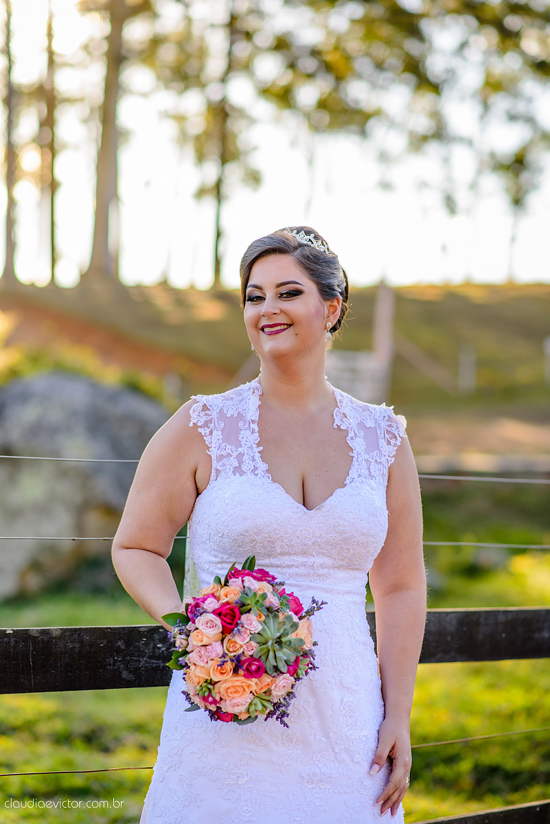 Lindo casamento com noivo e noiva realizado na igreja dos reis magos na serra por fotógrafos de casamento de Vila velha fotógrafos de casamento de vitória fotógrafos de casamento de serra espirito santo ES com fotos externas em pedra azul
