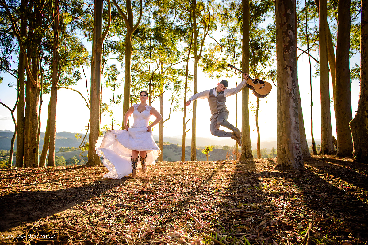 Lindo casamento com noivo e noiva realizado na igreja dos reis magos na serra por fotógrafos de casamento de Vila velha fotógrafos de casamento de vitória fotógrafos de casamento de serra espirito santo ES com fotos externas em pedra azul